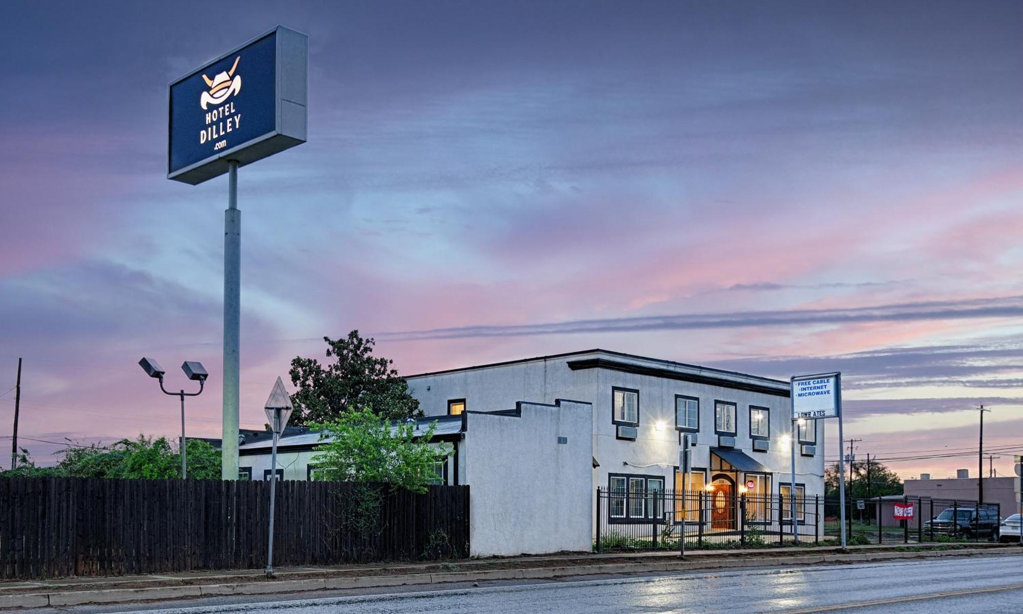 Hotel Dilley Grand Eksteriør billede